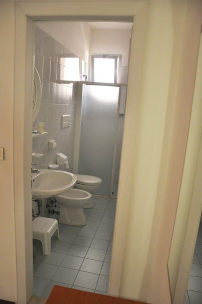 Albergo Larenzia Cattolica Extérieur photo