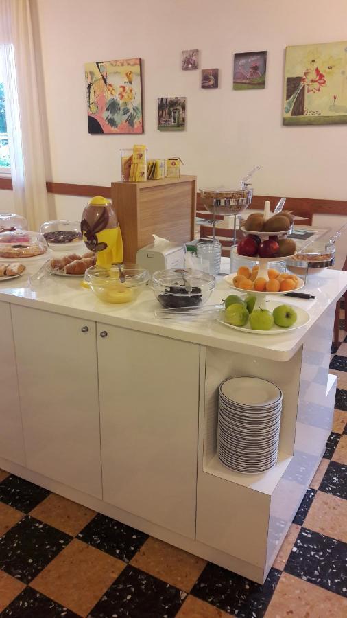 Albergo Larenzia Cattolica Extérieur photo