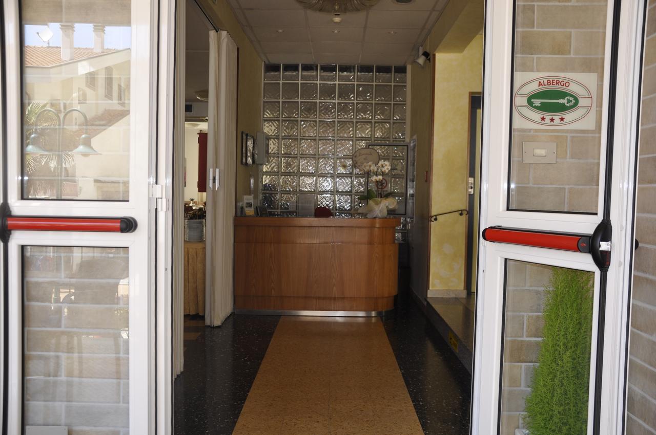 Albergo Larenzia Cattolica Extérieur photo