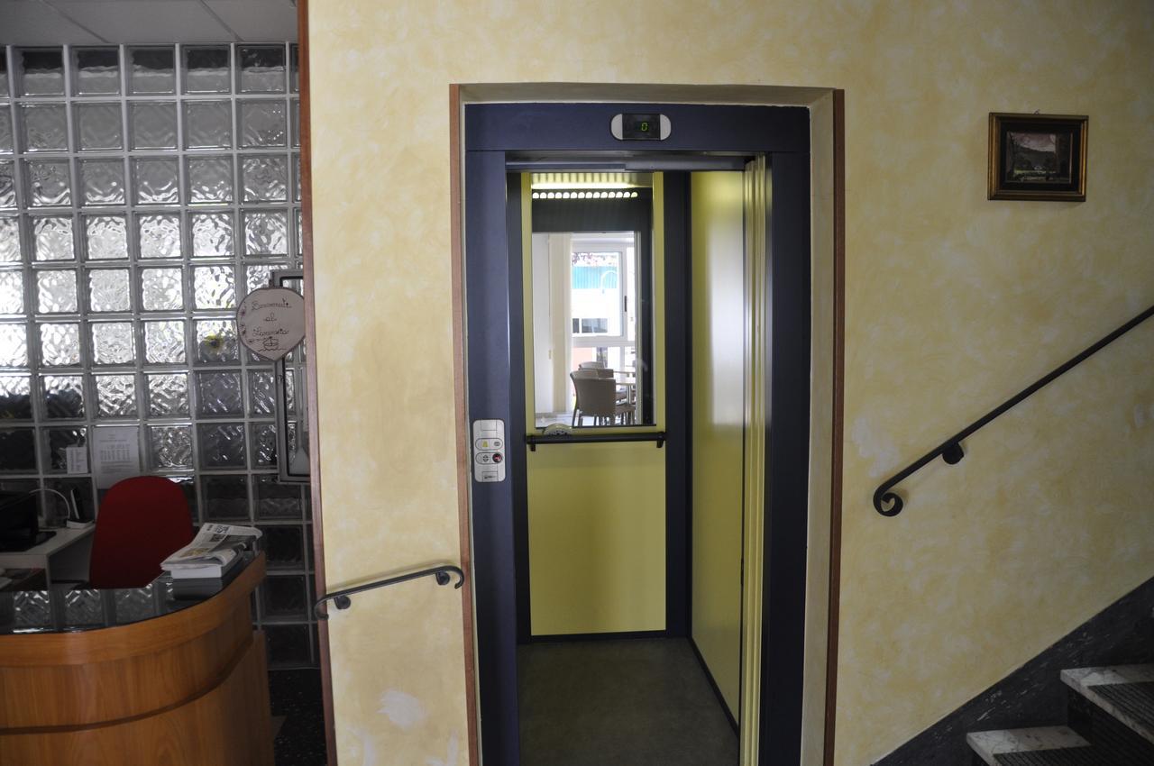 Albergo Larenzia Cattolica Extérieur photo