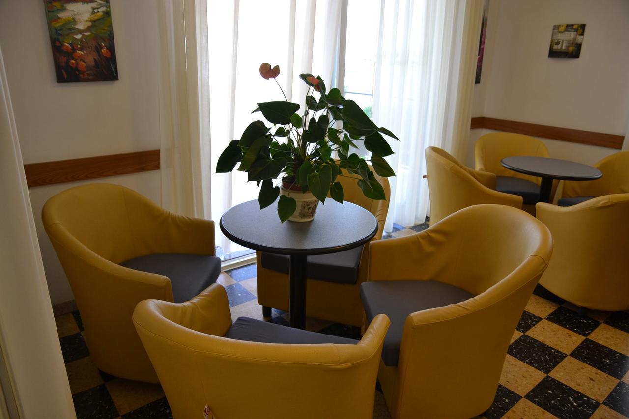 Albergo Larenzia Cattolica Extérieur photo