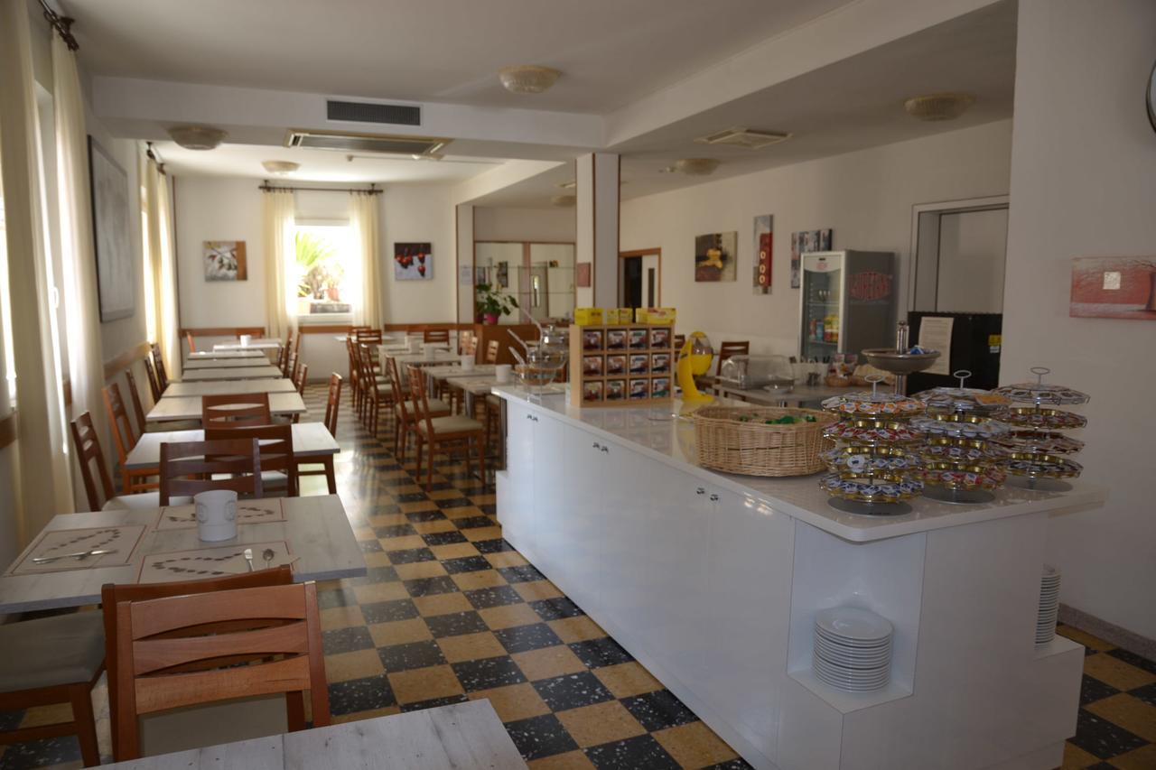 Albergo Larenzia Cattolica Extérieur photo