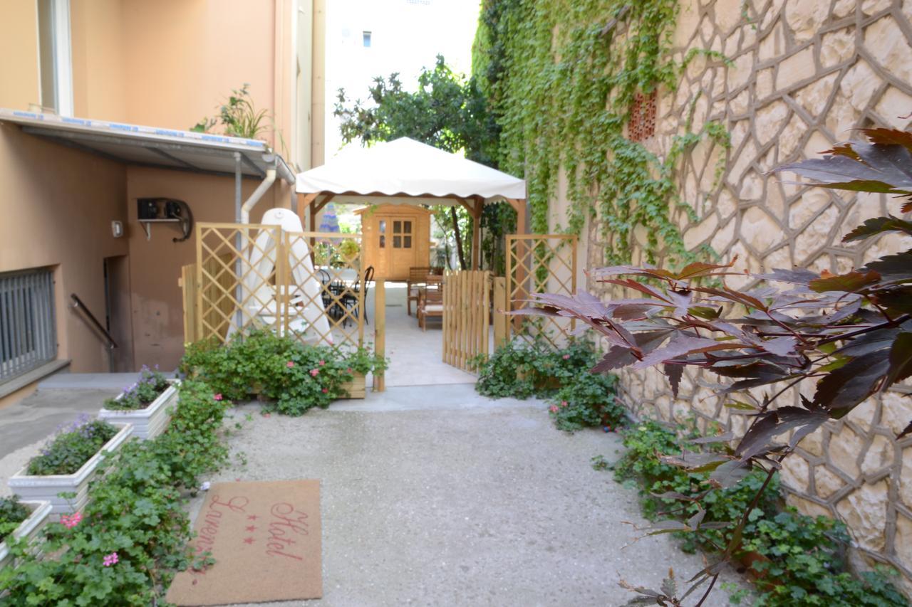 Albergo Larenzia Cattolica Extérieur photo