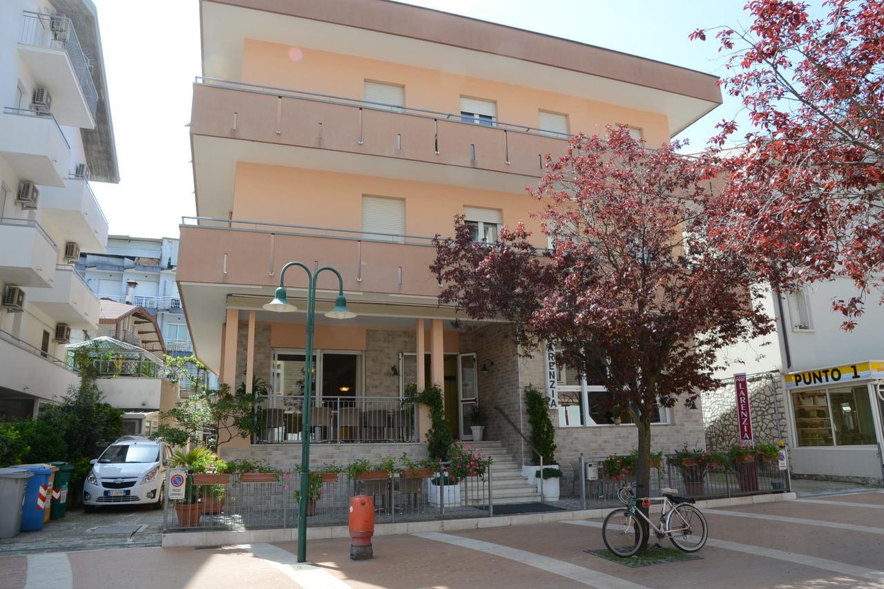 Albergo Larenzia Cattolica Extérieur photo