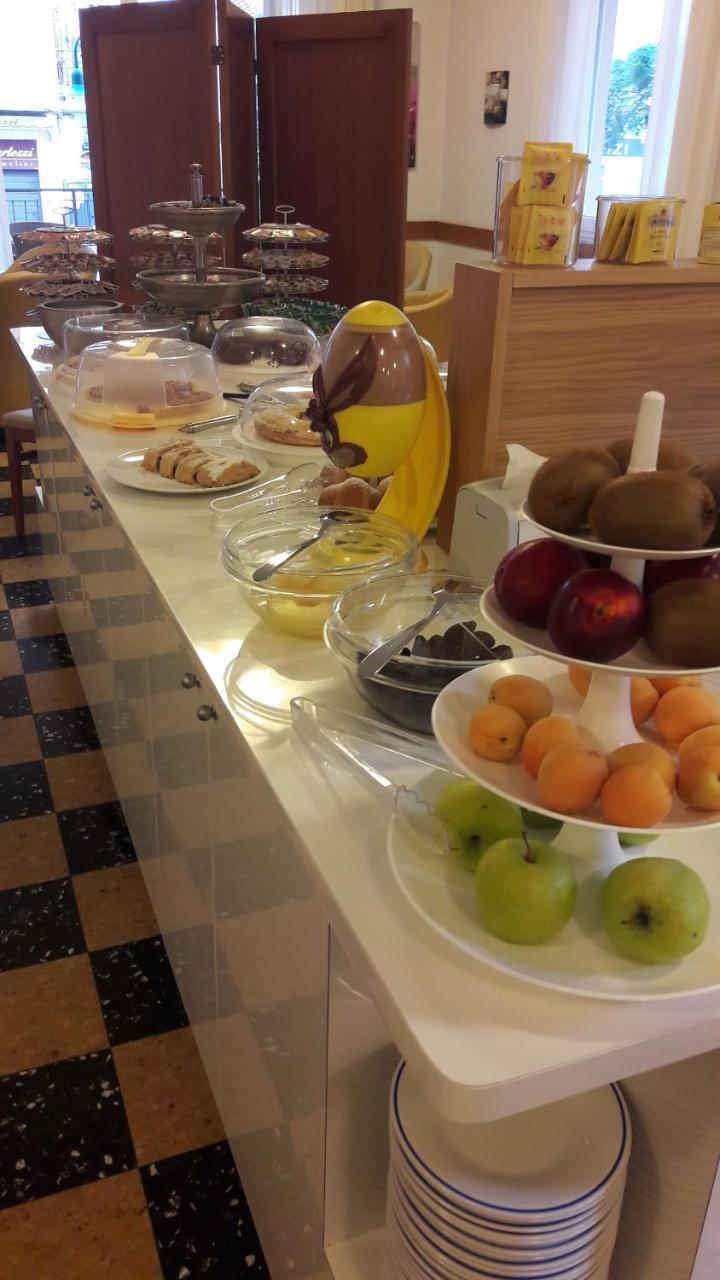 Albergo Larenzia Cattolica Extérieur photo